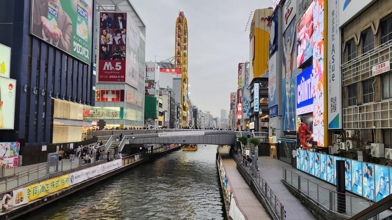 Shopping in Japan, photo of dotonbori in Osaka